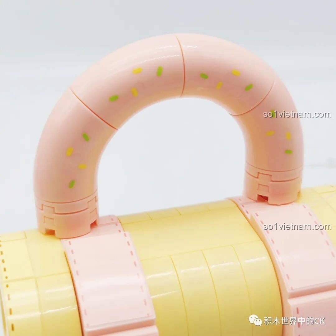 Cận cảnh hai khóa cài màu hồng trên nắp túi xách Wekki 516911, thiết kế giống như khóa cặp sách.