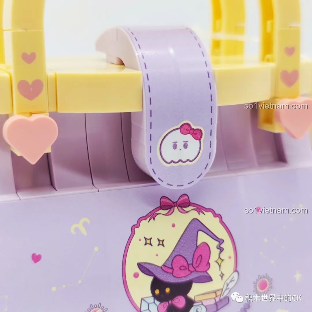 Cận cảnh khóa cài hình ma nhỏ đáng yêu trên túi xách Wekki 516910.