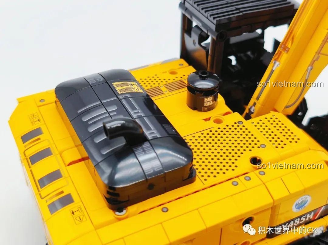 Mô phỏng khoang động cơ trên mô hình xe xúc Sembo 712017, sử dụng các chi tiết lắp ráp để tạo hình khối.