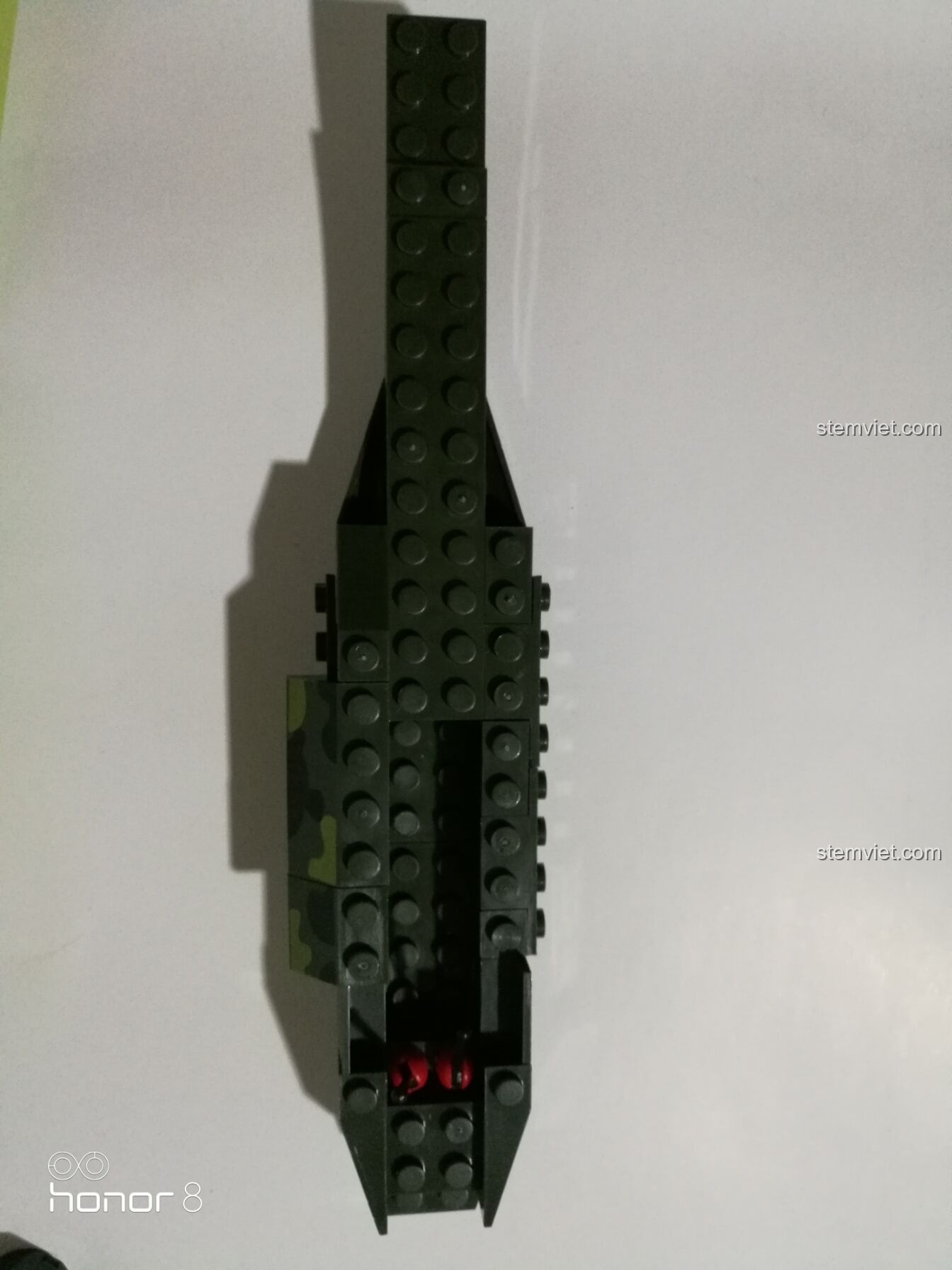 Chi tiết khoang lái của máy bay Enlighten 0275 được lắp ráp với các mảnh ghép màu đỏ làm bảng điều khiển.