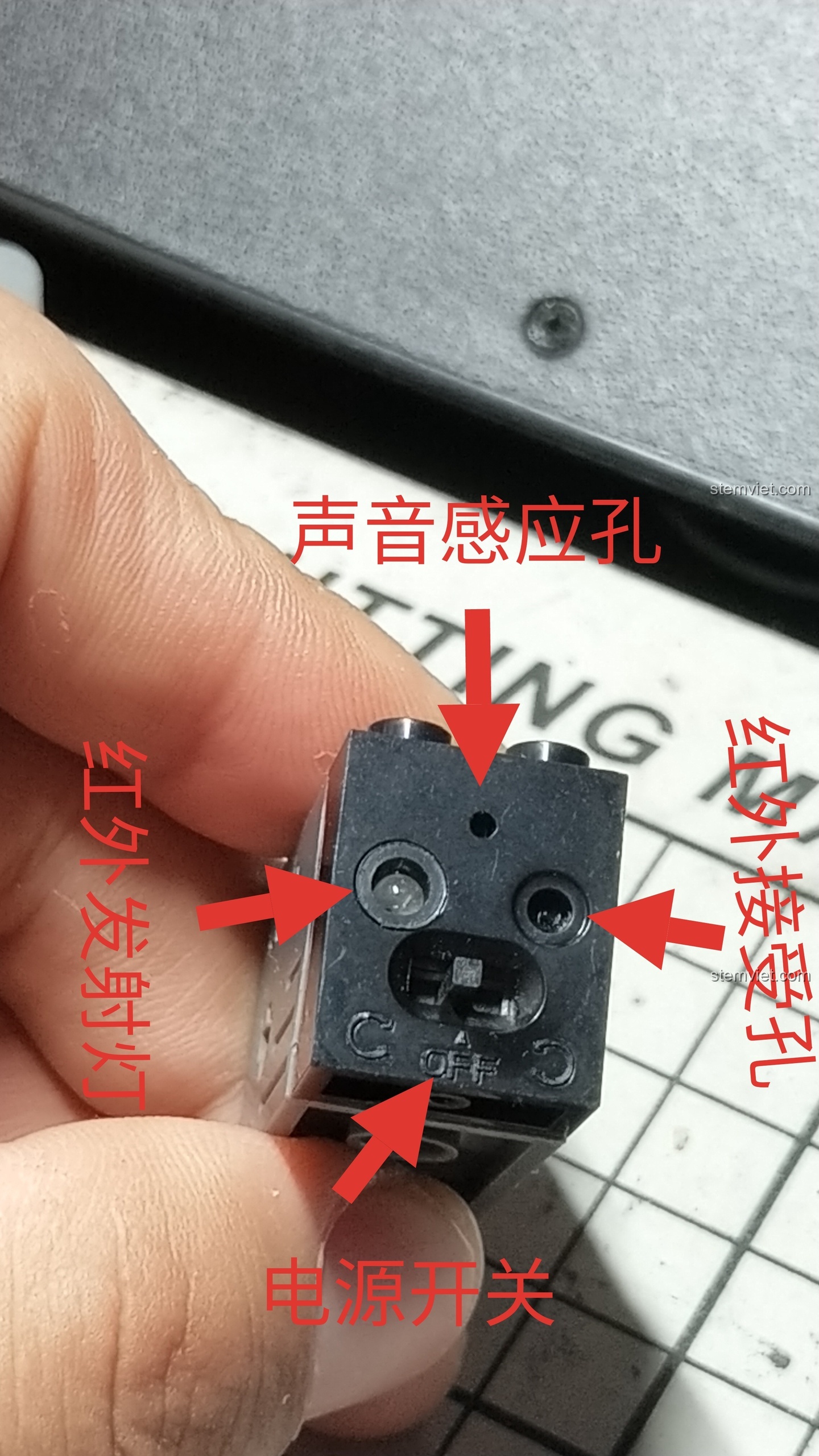 Cận cảnh các bộ phận trên khối cảm biến CaDA: mắt hồng ngoại, lỗ thu âm và công tắc nguồn.