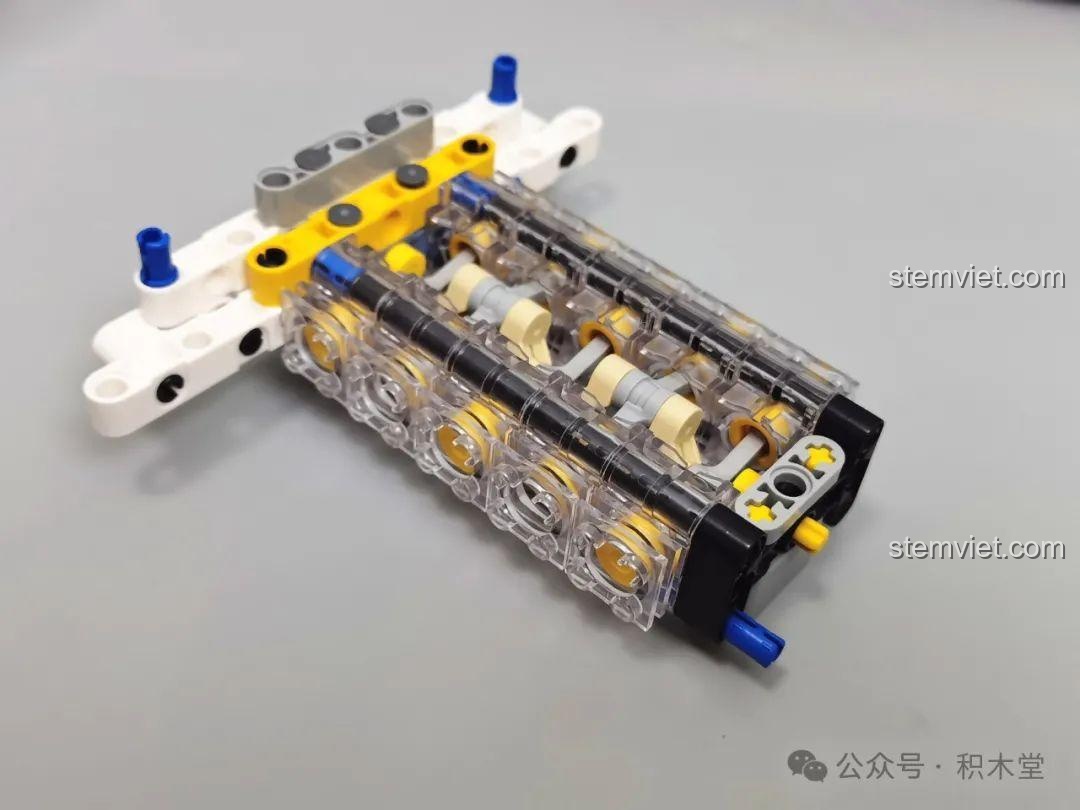 Khối động cơ H10 chi tiết của bộ Tuole L7001, một điểm nhấn kỹ thuật giúp bé học về cơ khí.