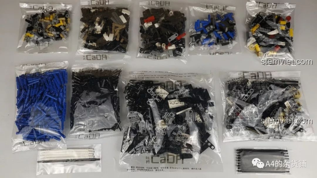 Các túi chi tiết của bộ CaDA C61016 được đổ ra, cho thấy chúng không được phân loại theo công đoạn.