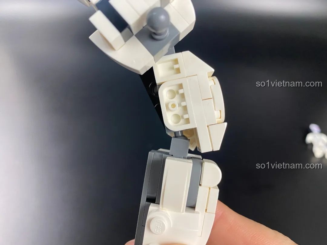 Cận cảnh chi tiết khớp gối của Mecha Dada, cho thấy cấu trúc khớp nối phức tạp.