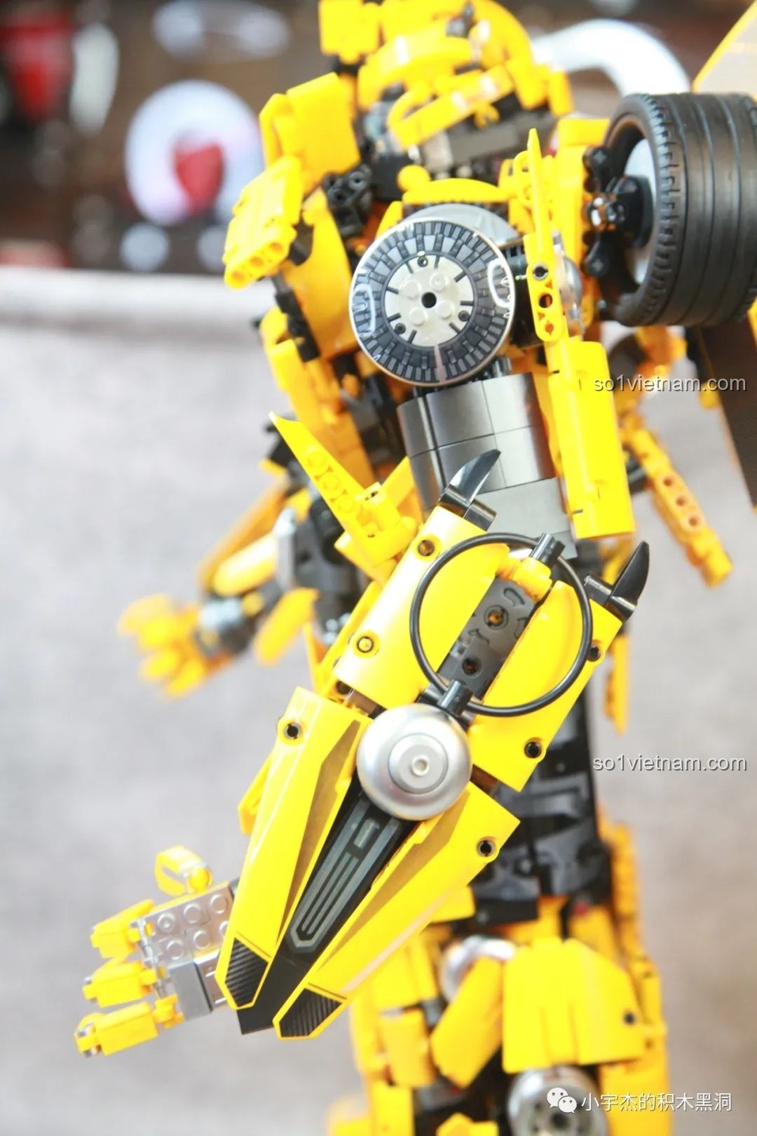 Cận cảnh khớp hông của robot Bumblebee, sử dụng kết hợp cả bánh răng và khớp bi để tăng độ chắc chắn.