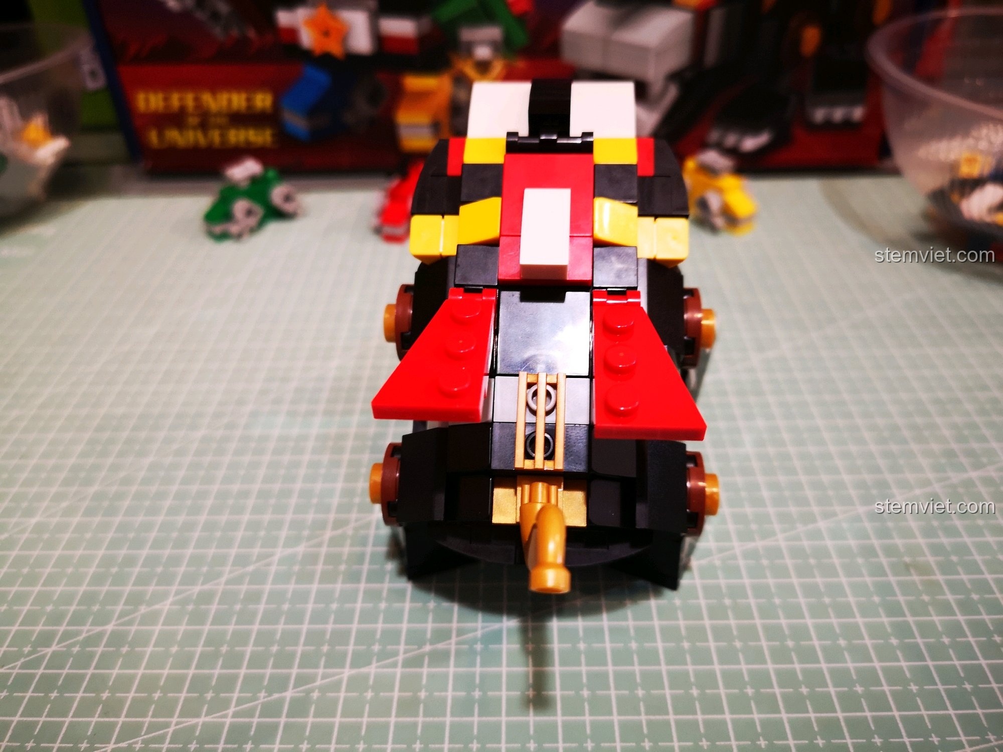 Cận cảnh chi tiết khớp nối trục xoay ở phần cánh sau của Sư tử Đen.