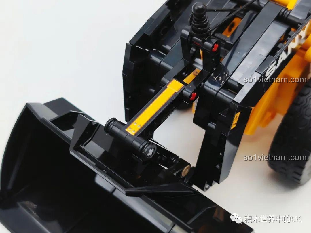 Chi tiết các khớp nối trên cánh tay nâng của mô hình Sembo 712016, cho thấy cơ cấu phức tạp.