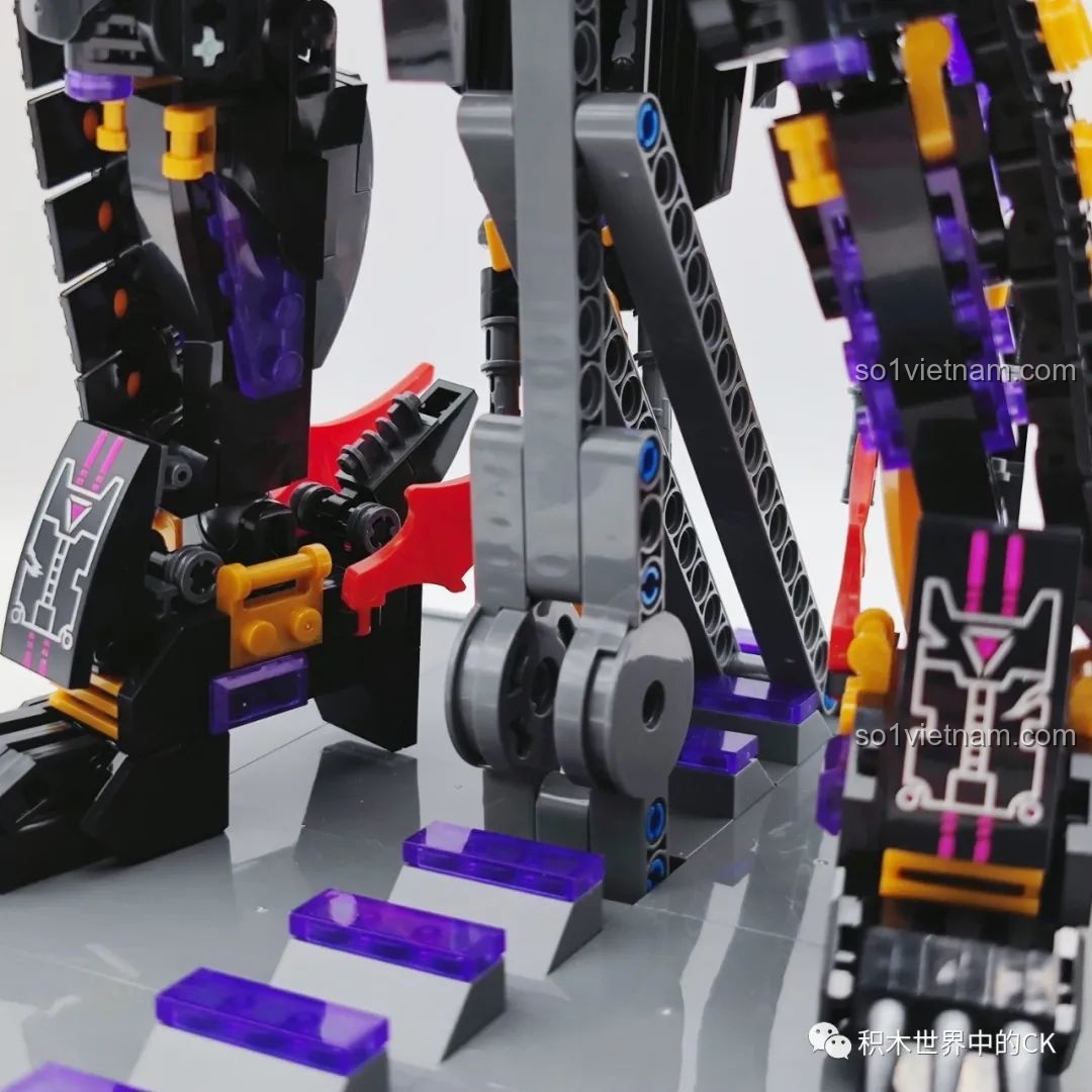 Chi tiết khớp nối và các bậc thang nhỏ trên đế của robot Mecha, tăng tính thẩm mỹ và độ chân thực cho mô hình.