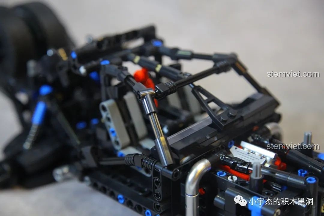 Cận cảnh chi tiết các khớp nối và thanh giằng trên khung xe SEMBO 715006.