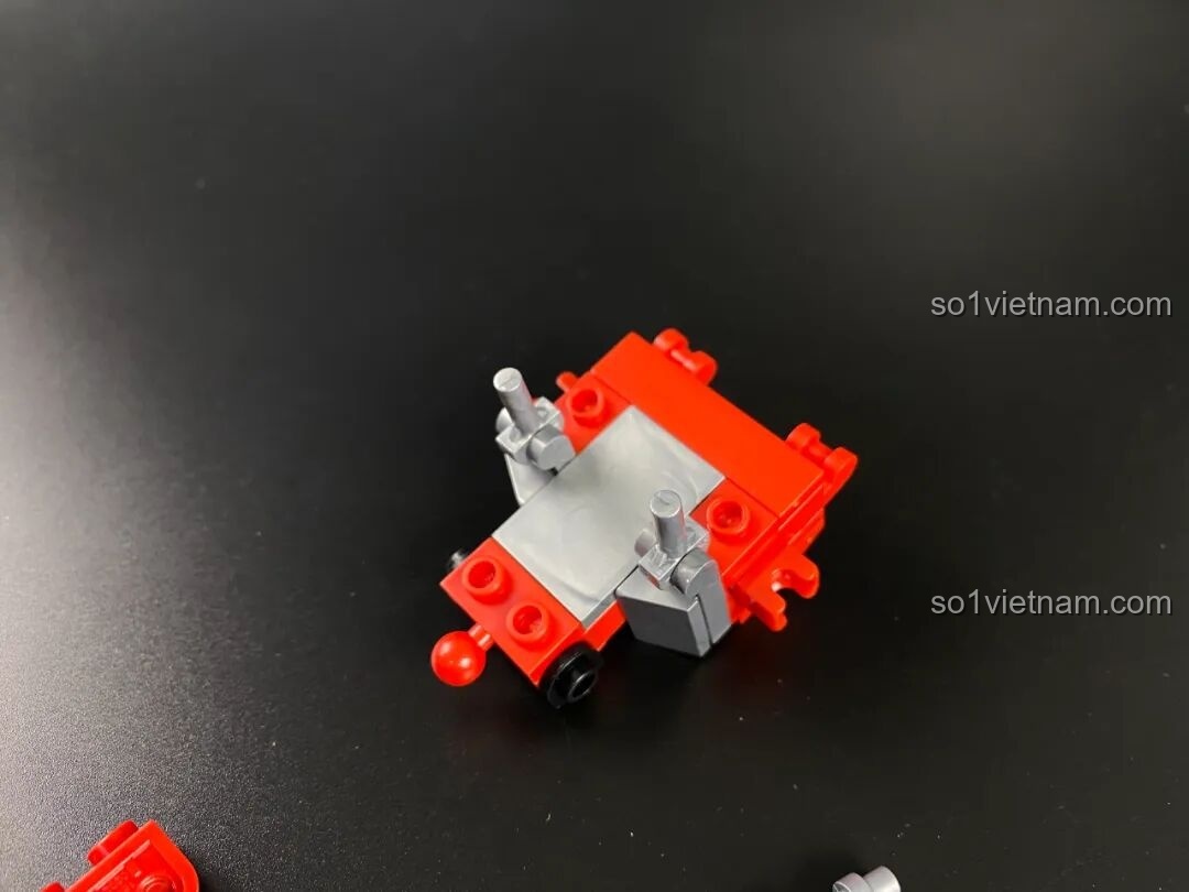 Cận cảnh một cụm chi tiết khớp nối của Mecha Geed, sử dụng các khớp bi màu đỏ để tăng độ linh hoạt.