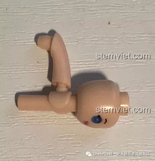 Chi tiết khớp tay dạng bi cầu độc đáo của minifigure Sluban, giúp tăng khả năng cử động trong bộ lắp ráp Xe Van Cắm Trại T1 B0707.