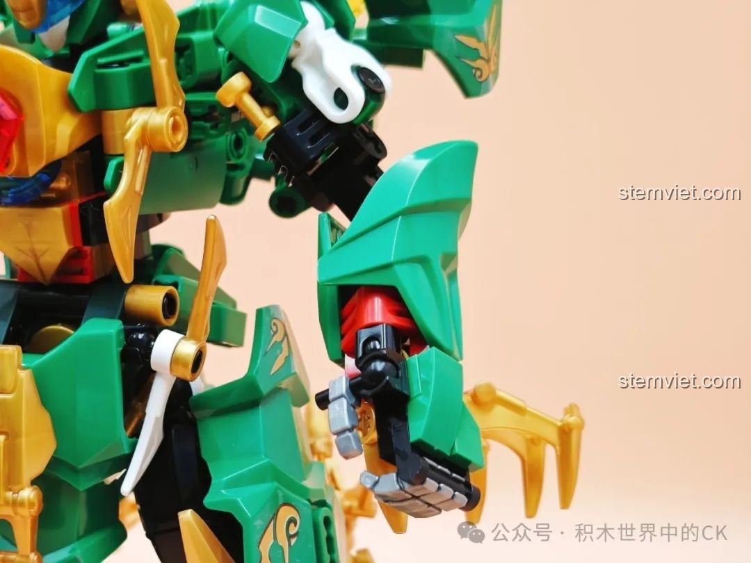 Cận cảnh khớp tay và bàn tay của Robot Mecha Thanh Long, cho thấy khả năng cử động và cầm nắm vũ khí.