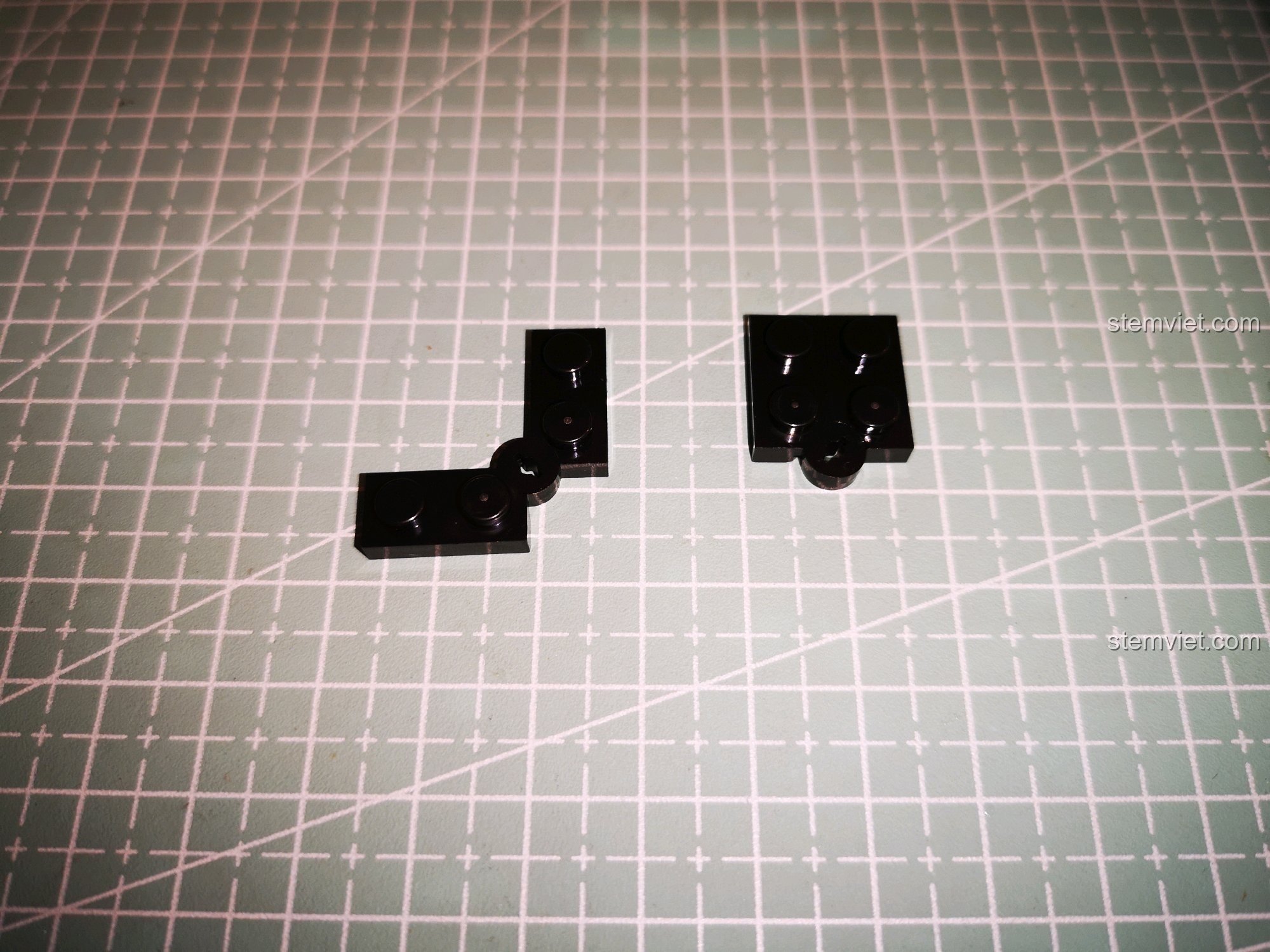 Chi tiết khớp xoay đặc biệt trong bộ Decool 18002, được thiết kế sẵn và có độ bám tốt.