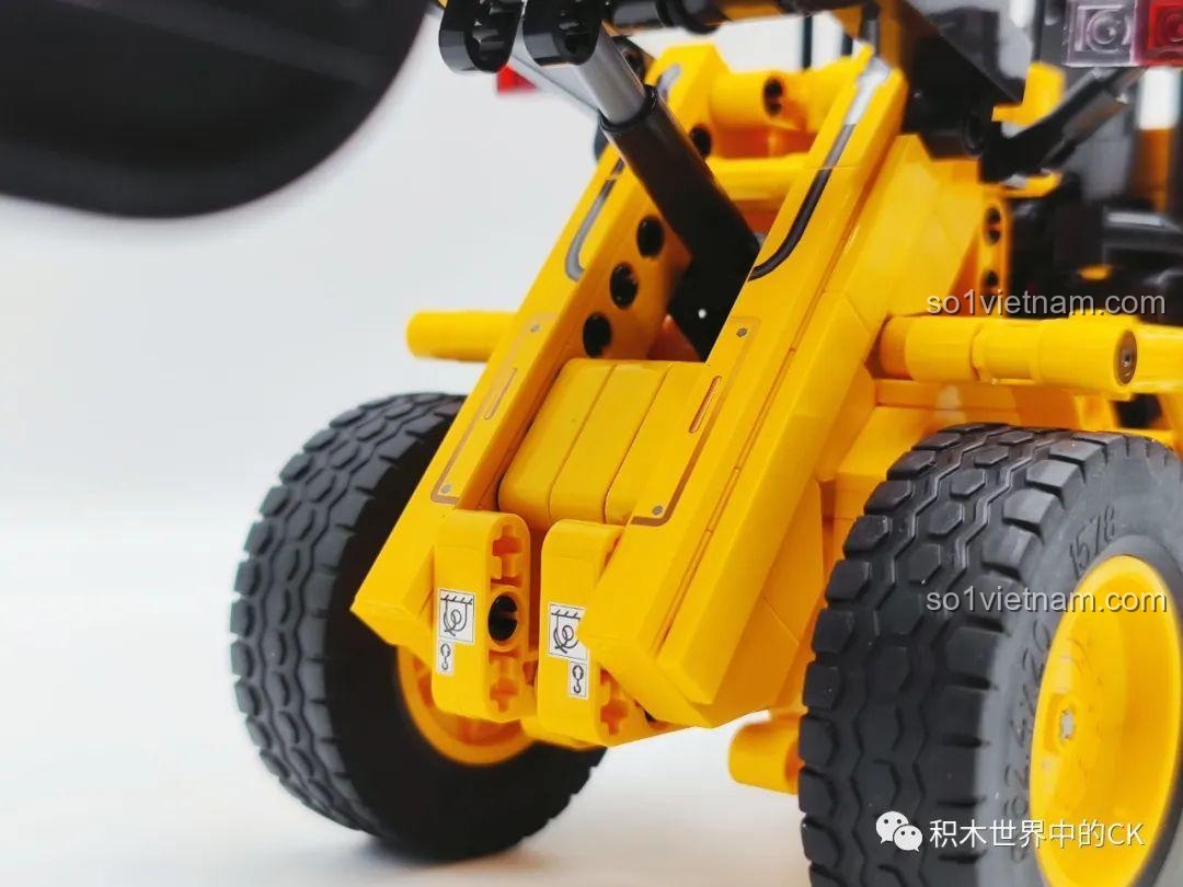 Chi tiết khớp xoay ở giữa thân xe của mô hình Sembo 712016, cho phép xe bẻ lái như thật.