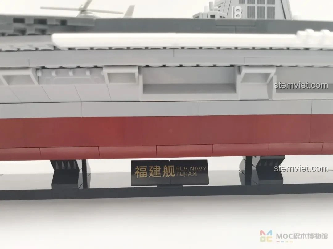 Cận cảnh khu vực cất cánh máy bay với hệ thống phóng điện từ trên mô hình tàu sân bay Phúc Kiến Sluban M38-B1188.