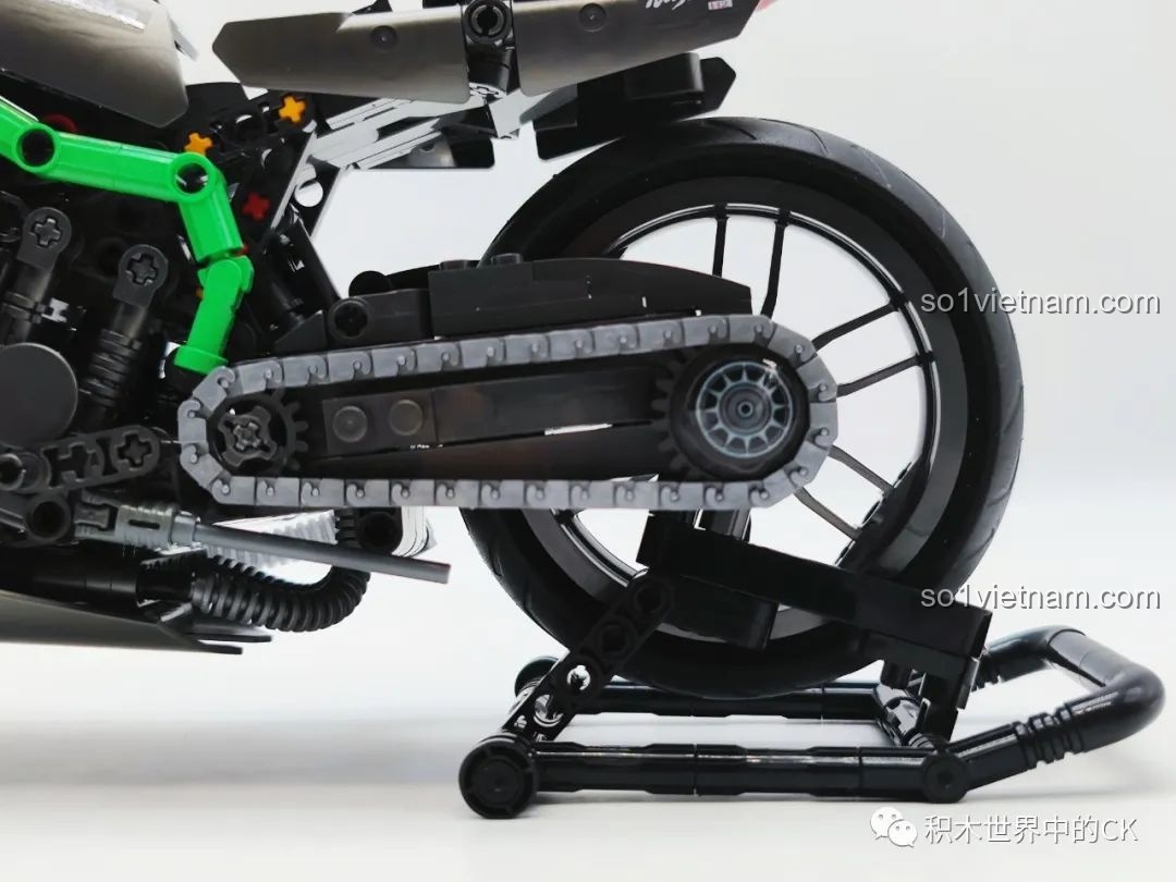 Chi tiết khung xe màu xanh lá đặc trưng của bộ xếp hình Mô xe tô Kawasaki Ninja H2R 5183 giá hời.