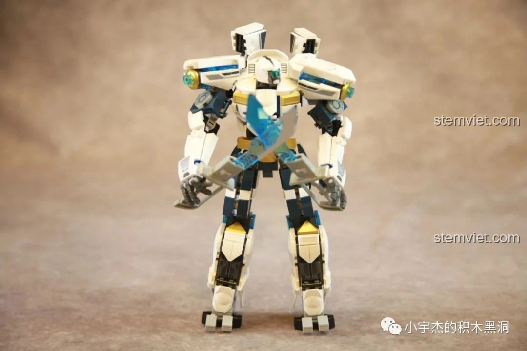 Cận cảnh chi tiết kiếm năng lượng của Robot Băng Phong Bảo Vệ Sluban M38-B1151, với hiệu ứng bán trong suốt.