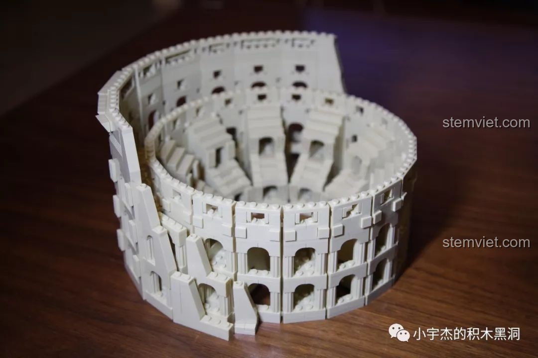 Cận cảnh các chi tiết kiến trúc tinh xảo của mô hình WANGE 5225 Đấu trường Colosseum La Mã.