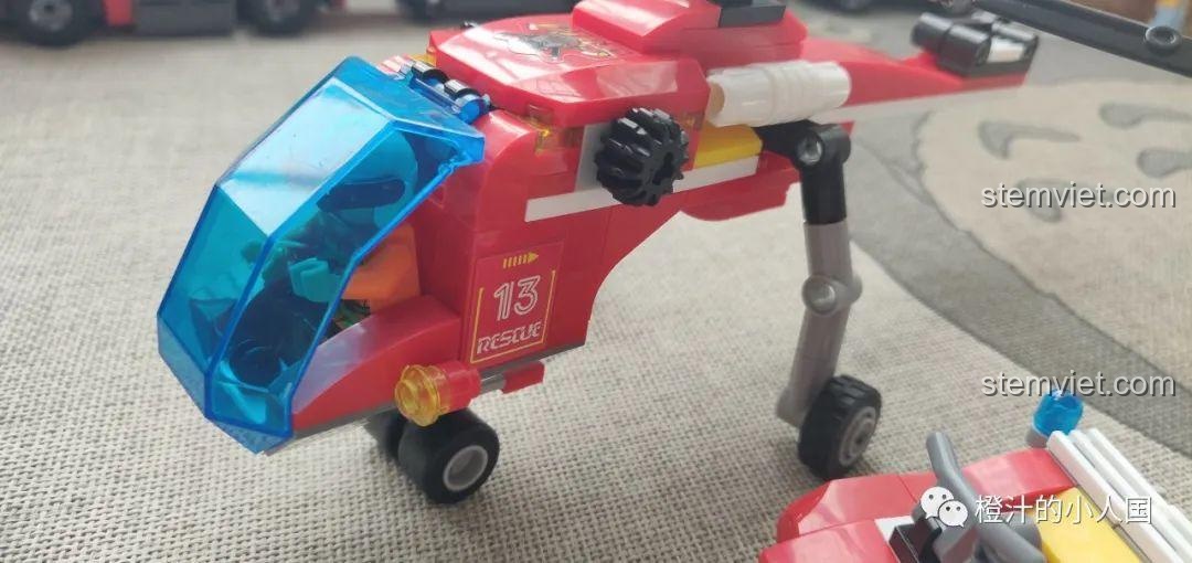 Chi tiết kính chắn gió có thể mở lên của mô hình trực thăng cứu hộ CAYI 2603.