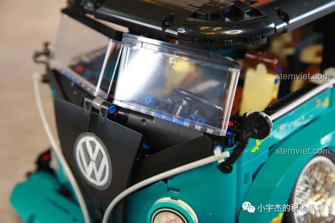 Cận cảnh kính chắn gió của xe K Box 10510, cho thấy các điểm kết nối khá ít và có thể hơi lỏng lẻo.