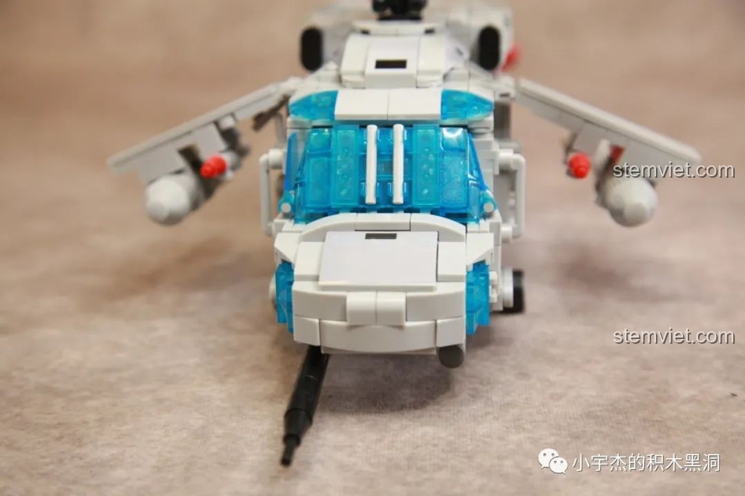 Một góc nhìn khác của buồng lái trên mô hình WOMA C0897, cho thấy độ chi tiết và thiết kế thông minh.