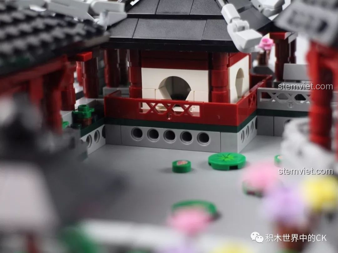 Ảnh chụp cận cảnh chi tiết lá sen trên mặt hồ và một góc đình trong Vườn Tô Châu.