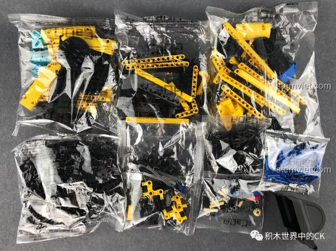 Các túi chi tiết nhựa ABS của bộ CaDA C51057 chưa được phân loại, một thử thách nhỏ cho kỹ sư nhí rèn luyện tính kiên nhẫn.