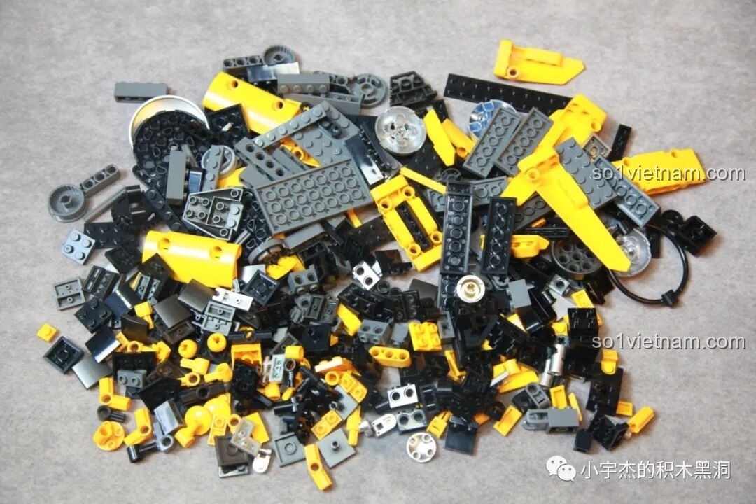 Các mảnh ghép từ túi số 4, bao gồm nhiều khớp nối và các tấm panel để tạo hình cánh tay cho robot Bumblebee.