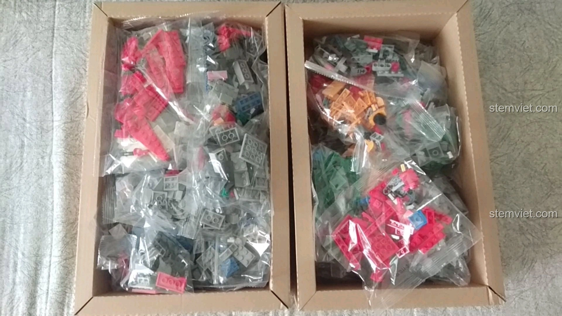 Các túi chi tiết của bộ lắp ráp Đế Trưng Bày Voltron Bách Thú Vương SY 1130 được sắp xếp gọn gàng trong hộp.