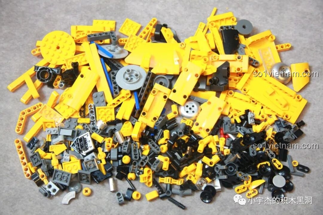 Các mảnh ghép từ túi số 2, chủ yếu là các chi tiết nhỏ và panel để tạo hình phần giáp ngực cho Bumblebee.