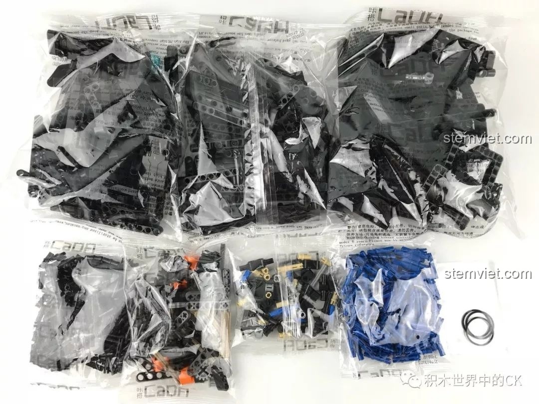 Các túi chi tiết của mô hình súng 81006 giá hời, chủ yếu là màu đen và xám.