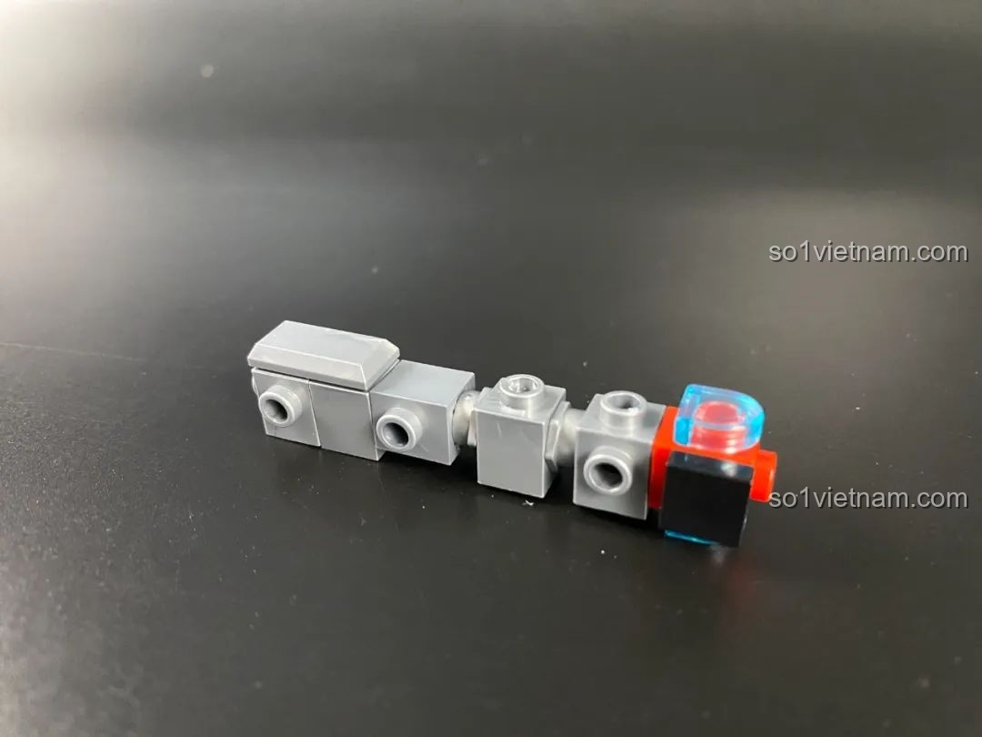 Các chi tiết nhỏ màu xám và đỏ dùng để lắp ráp vũ khí Orb Calibur.