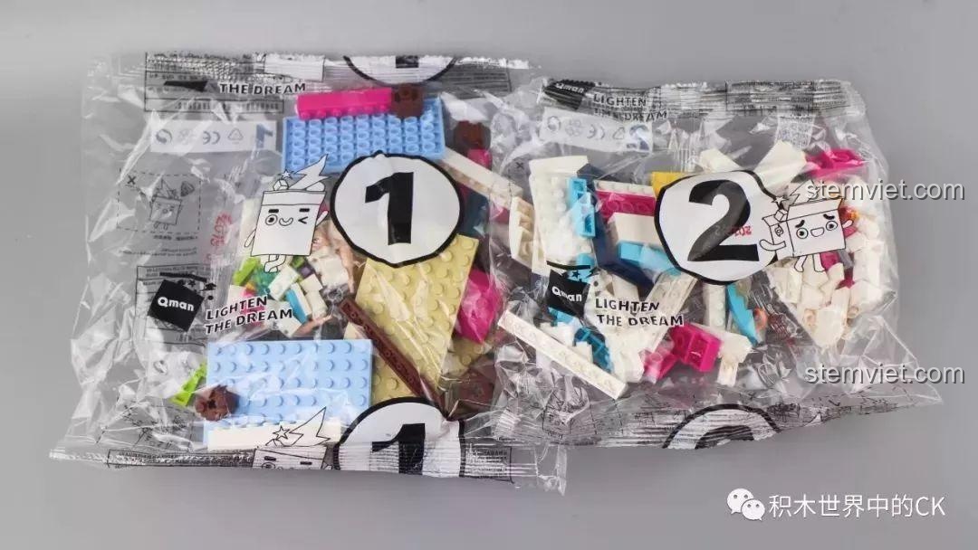 Các túi chi tiết được đánh số của bộ đồ chơi lắp ghép Nhà Cứu Hộ Bờ Biển của Cherry 2019.