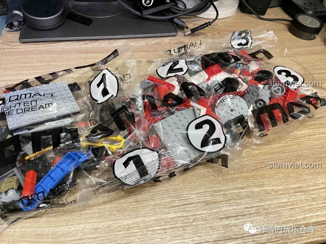 Các túi đựng chi tiết lắp ráp của bộ QMAN 2807 được đánh số thứ tự từ 1 đến 3 để dễ dàng phân loại.