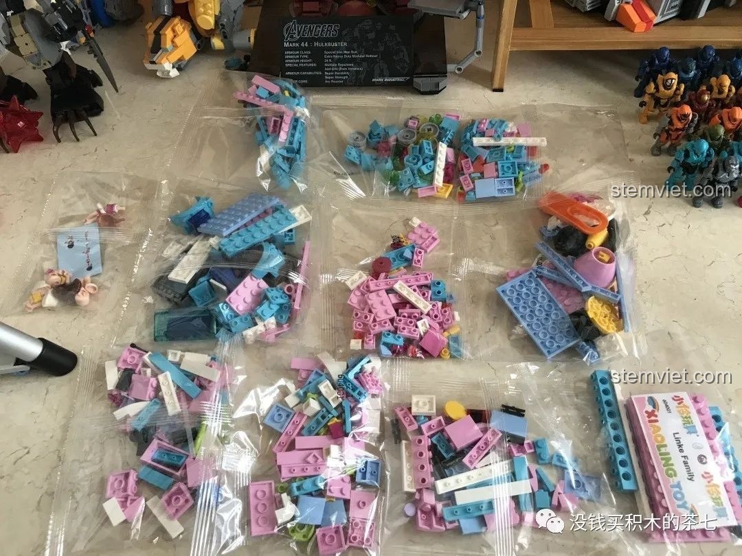 Các túi chi tiết lắp ráp được phân loại trong bộ đồ chơi SEMBO 604001, màu sắc hồng và xanh chủ đạo.