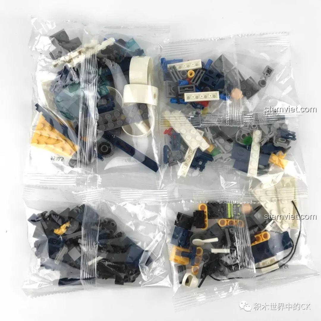 Tổng quan các túi nhựa chứa 238 chi tiết lắp ráp của bộ đồ chơi xây dựng Sembo SD9510.