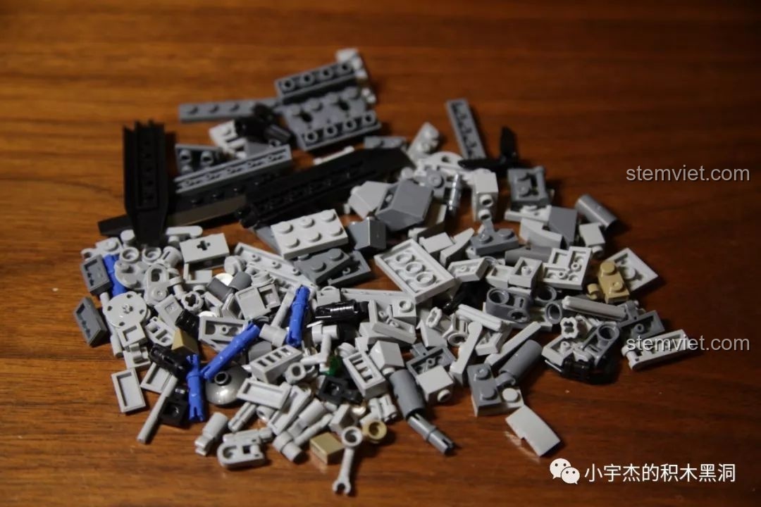 Toàn bộ chi tiết từ túi số 2 và 3 của bộ Panlos 1004A được đổ ra để chuẩn bị lắp ráp trực thăng.