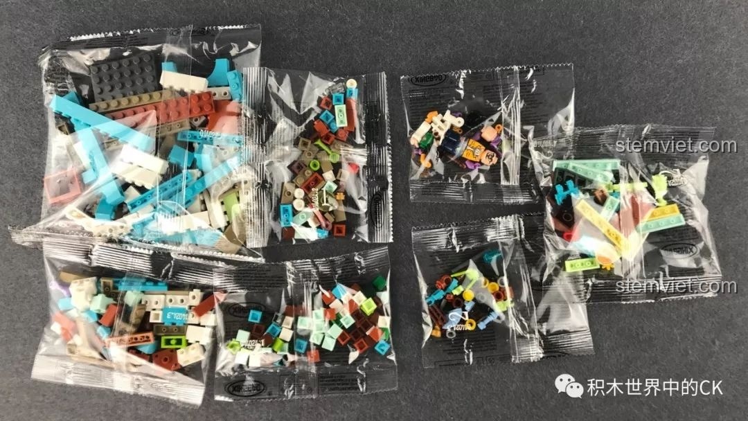 Các túi chi tiết của bộ lắp ráp XINGBAO XB-01402-A được đổ ra, cho thấy sự đa dạng về màu sắc và hình dạng.