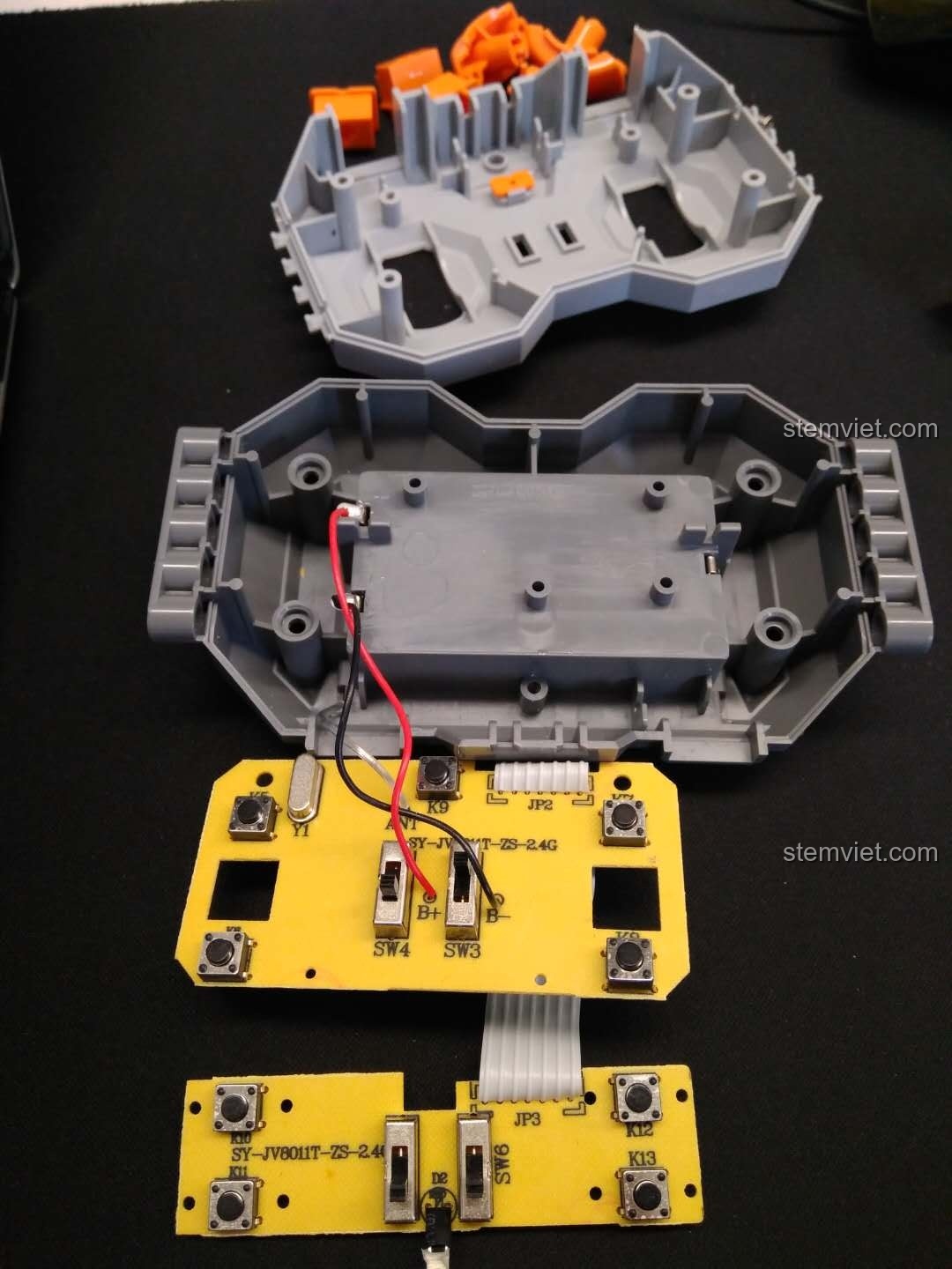 Các bộ phận bên trong của bộ điều khiển robot CaDA C51027, bao gồm bo mạch và các linh kiện điện tử.
