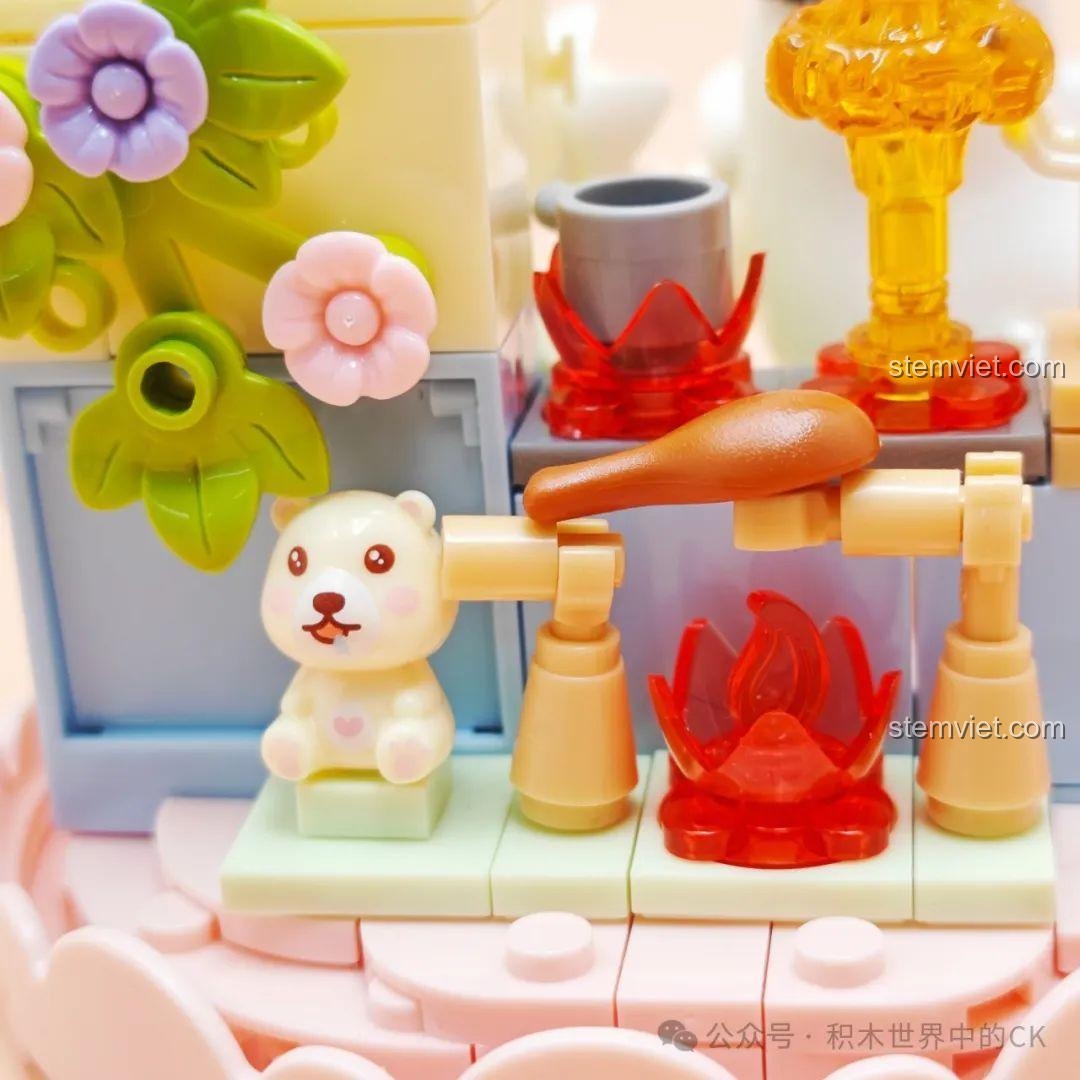 Chi tiết lò nướng đang cháy và chú gấu bông dễ thương trong bộ lắp ráp SEMBO 612025 Bất Ngờ Nướng.