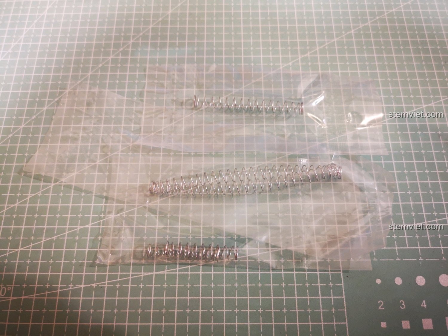 Các chi tiết lò xo kim loại đặc biệt dùng cho cơ chế bắn của súng đồ chơi Đội Trưởng Mỹ SY7018C.