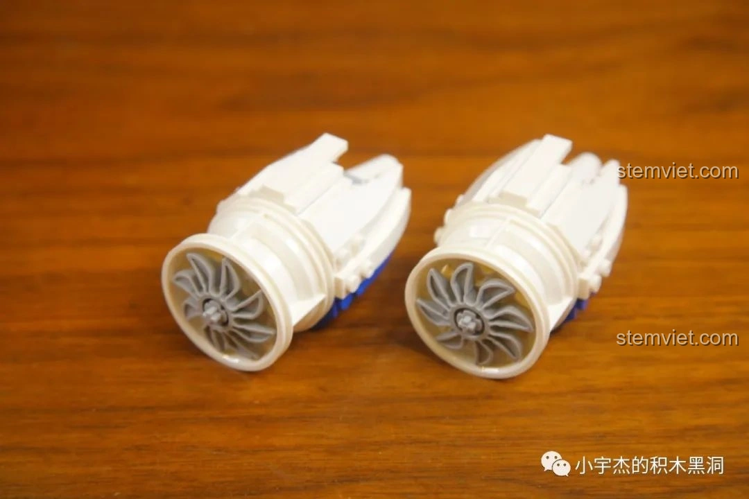 Chi tiết logo Boeing trên thân máy bay Boeing 787 Dreamliner 80009, decal hơi nhạt màu.