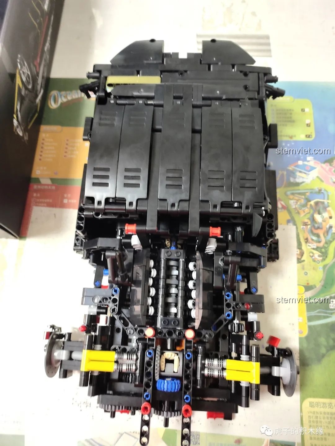 Cận cảnh một chi tiết có logo của hãng Cada trong bộ lắp ráp Meteor YX01, cho thấy sự pha trộn chi tiết từ các nhà sản xuất khác nhau.