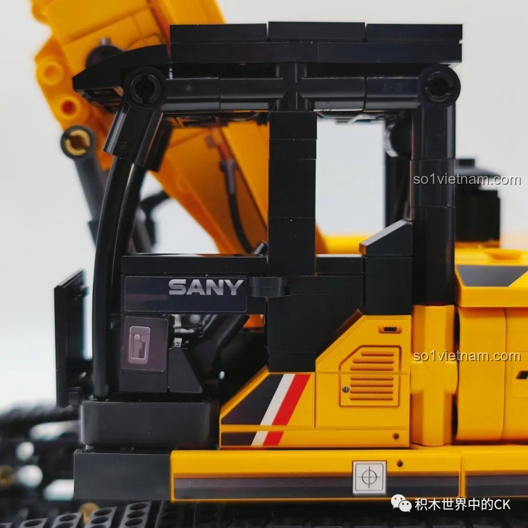Logo SANY được in trên một chi tiết bên trong cabin của mô hình lắp ráp Sembo 712017, thể hiện sự tỉ mỉ.