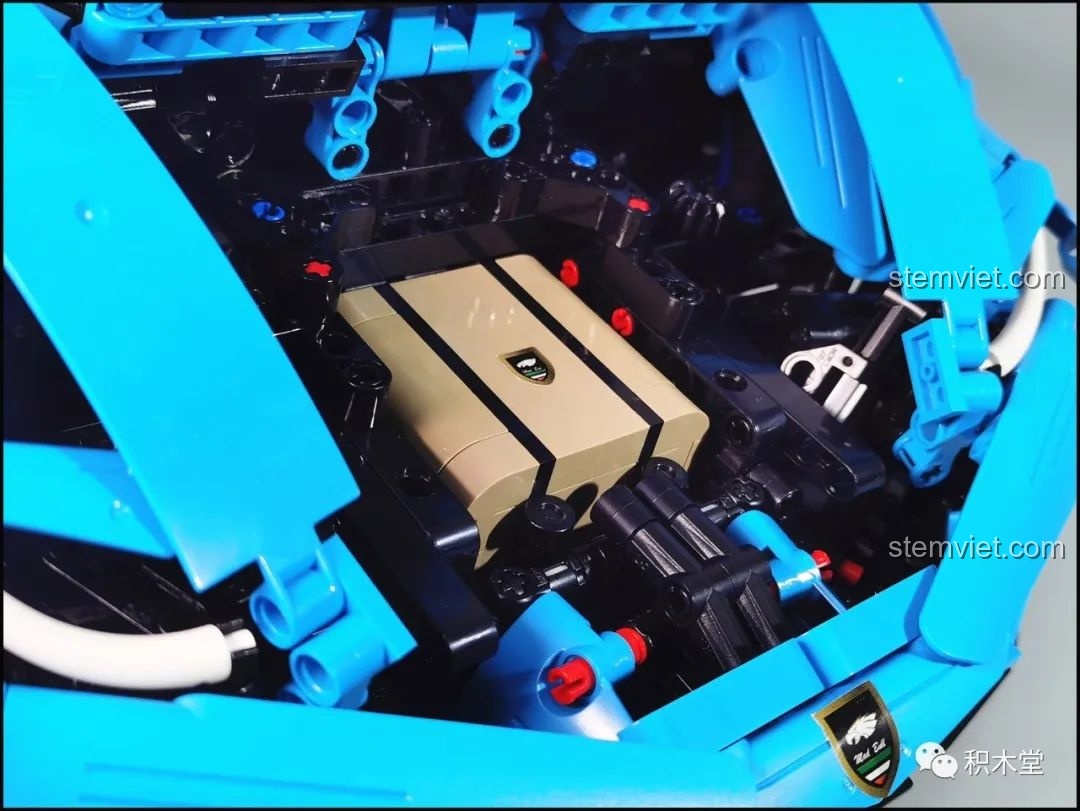 Chi tiết logo 'Mad Bull' được dán trên nắp capo của bộ lắp ráp Lamborghini Centenario 'Bò Thế Kỷ'.