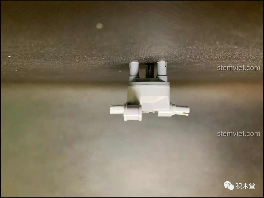 Một chi tiết bị lỗi trong bộ xếp hình Chiếc xe Jeep dã chiến Mould King.