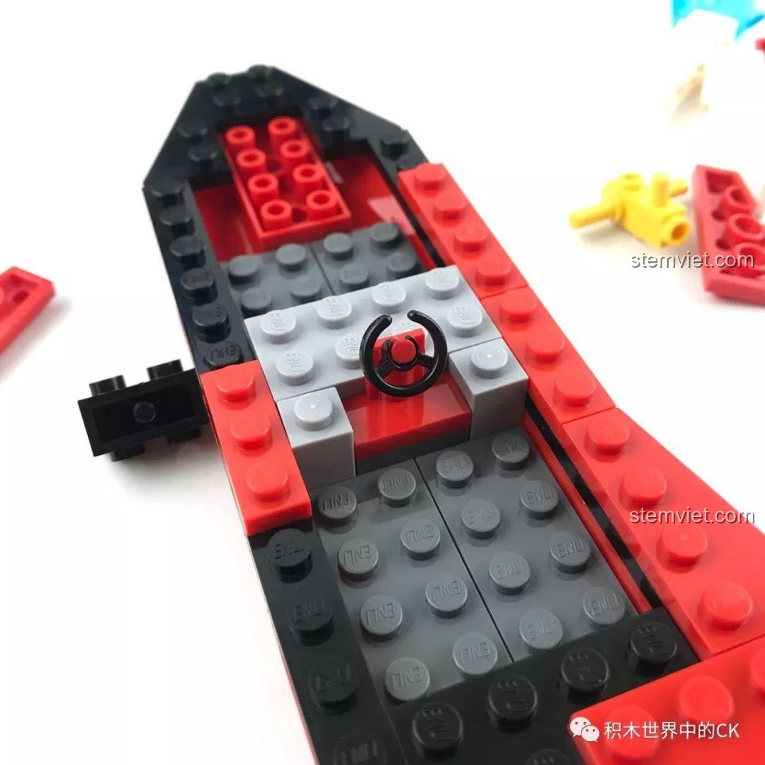 Cận cảnh chi tiết vô lăng của tàu cao tốc trong bộ QMAN 2806, có một lỗi nhỏ về nhựa.