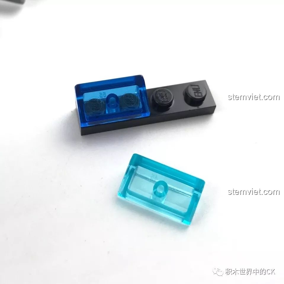 Chi tiết bị sai màu trong bộ QMAN 2809, một mảnh màu xanh dương đậm thay vì xanh dương nhạt.