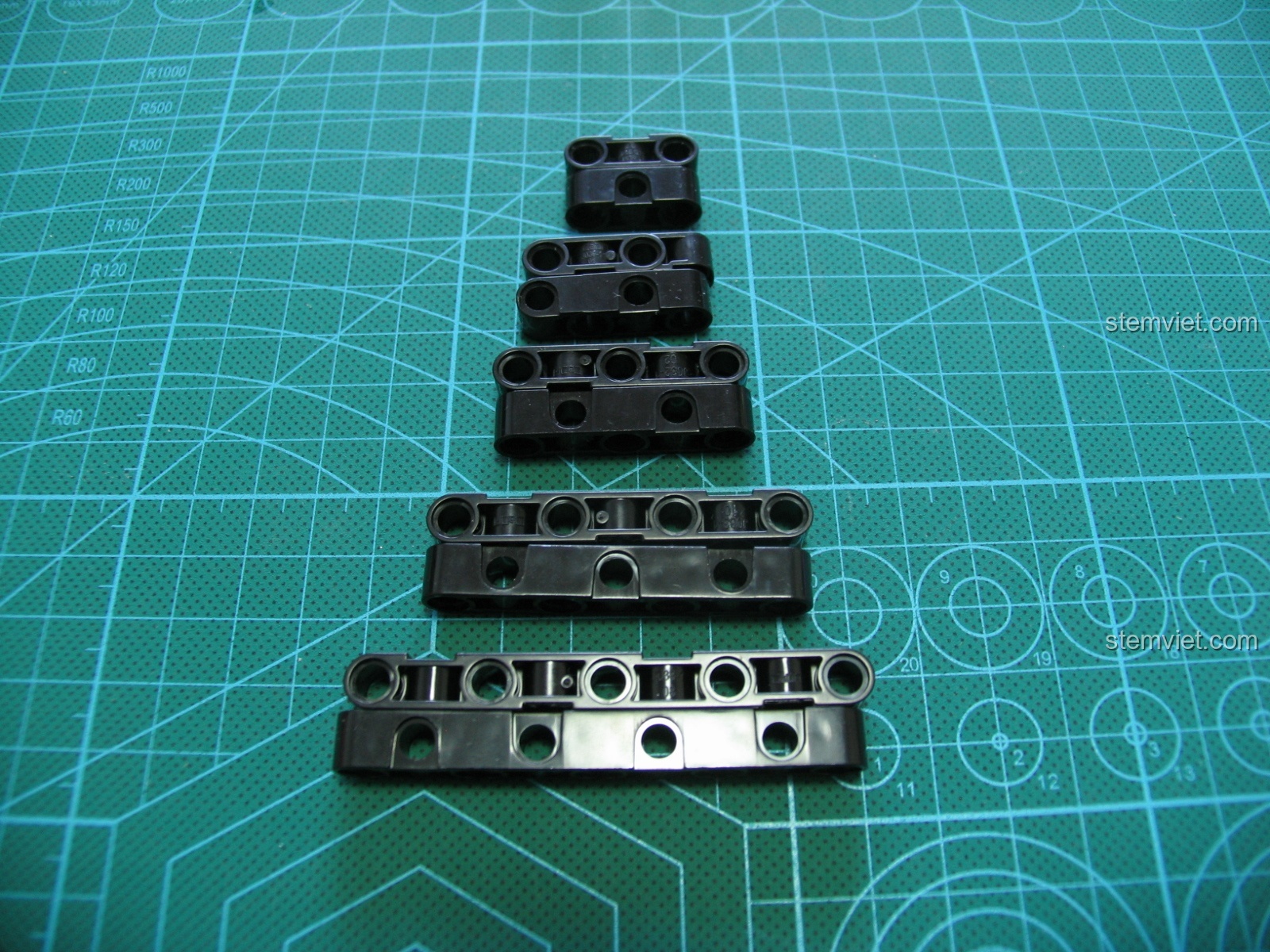 Một chi tiết nhựa bị lỗi nhỏ trong bộ đồ chơi mô hình Súng trường M4A1 lắp ráp CaDA xịn giá rẻ.