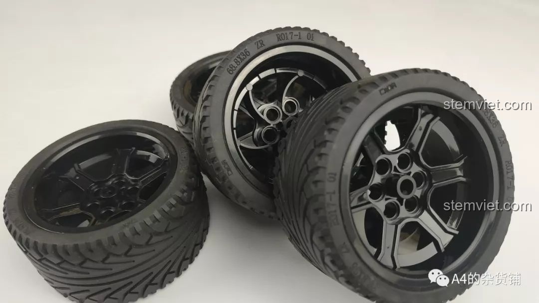 Chi tiết logo CaDA và thông số được dập nổi trên lốp cao su của bộ lắp ráp xe đua Porsche 919.